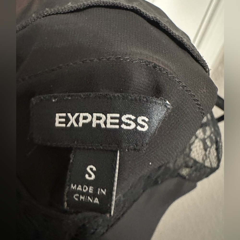 Express ruffle blouse - Picture 2 of 5